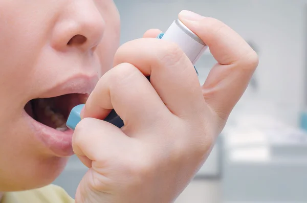 Vrouw maakt gebruik van een inhaleertoestel tijdens astma-aanval — Stockfoto