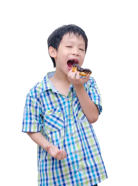 Jeune garçon manger beignet sur blanc — Photo