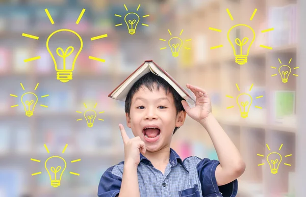 Genç öğrenci ampuller ile düşünme