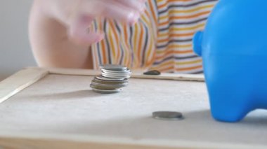 Küçük çocuk para sayma