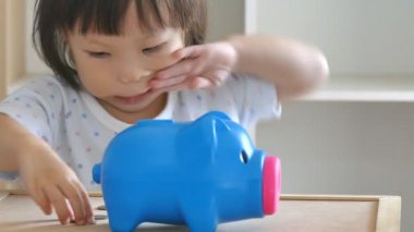 Domuzcuk bankada para koyarak kız