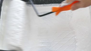 rulo boya tepsi daldırma işçi