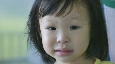 küçük kız ağlıyor