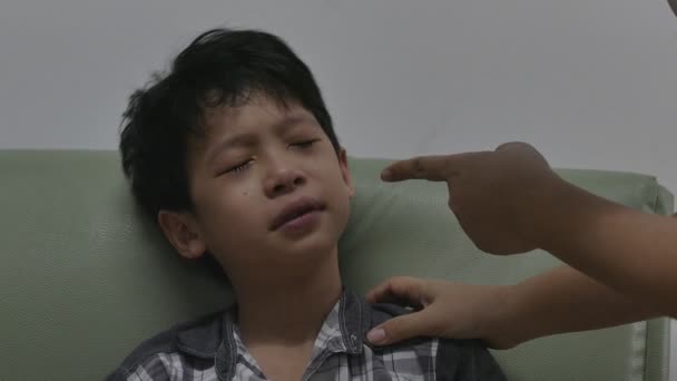 アジア系の家族の家庭内暴力 — ストック動画