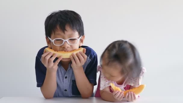 Niños comiendo melón — Vídeos de Stock