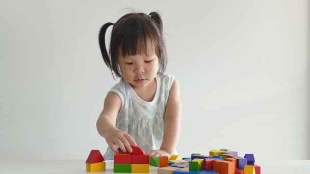 Chica jugando con bloques de madera — Vídeo de stock