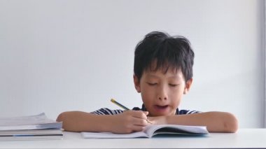 Küçük çocuk ödevini yapıyor.