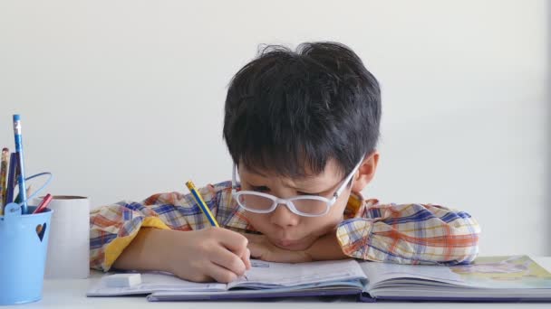 Pequeño chico haciendo la tarea — Vídeos de Stock