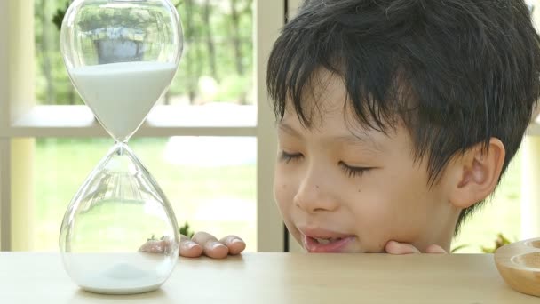 砂時計を見て少年 — ストック動画