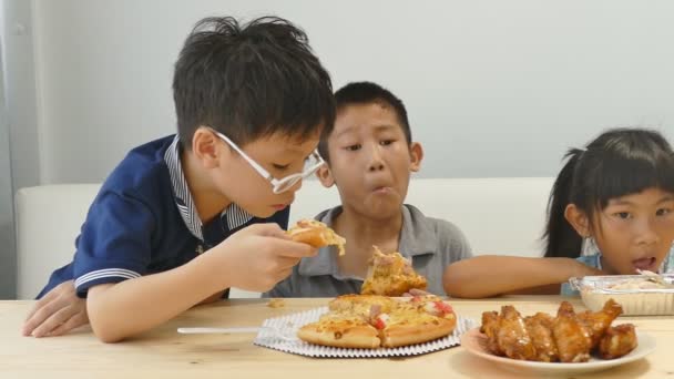 niños almorzando juntos — Vídeo de stock © parinyabinsuk #91220014