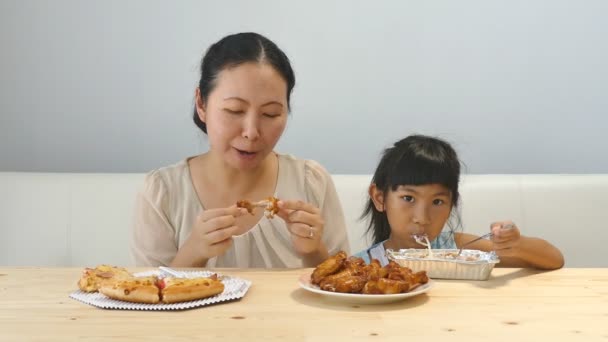 Мать и дочь обедают — стоковое видео