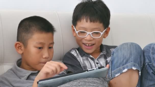 Діти весело грають на планшетному комп'ютері — стокове відео