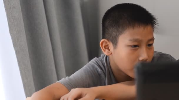 Дети веселятся, играя на ноутбуке — стоковое видео