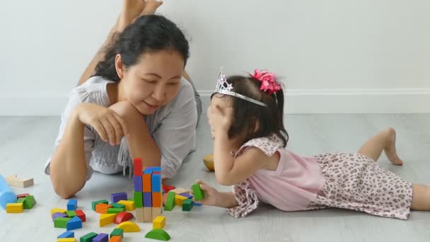 Moeder en kind spelen blokken op de verdieping — Stockvideo