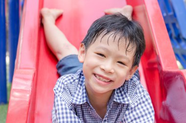 n çocuk parkında kaymak oynamak