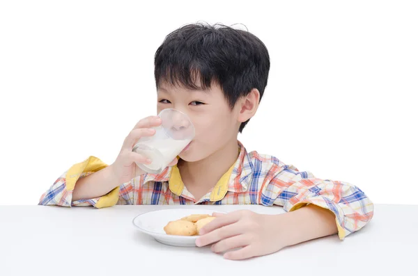 Ragazzo mangiare biscotti con latte — Foto Stock