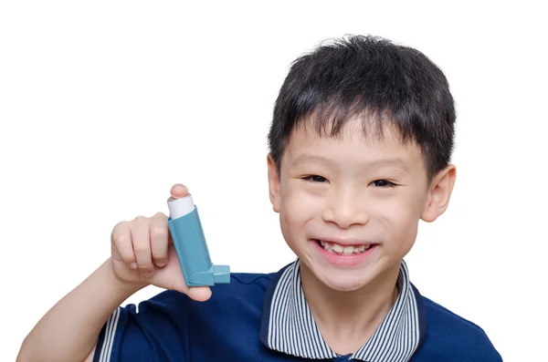 Niño sosteniendo inhalador y sonrisas —  Fotos de Stock