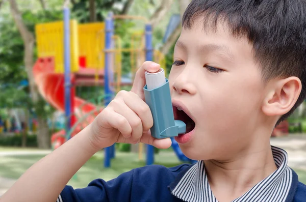Niño usando inhalador —  Fotos de Stock