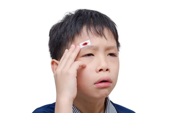 Niño con herida en la cabeza cubierta por yeso —  Fotos de Stock