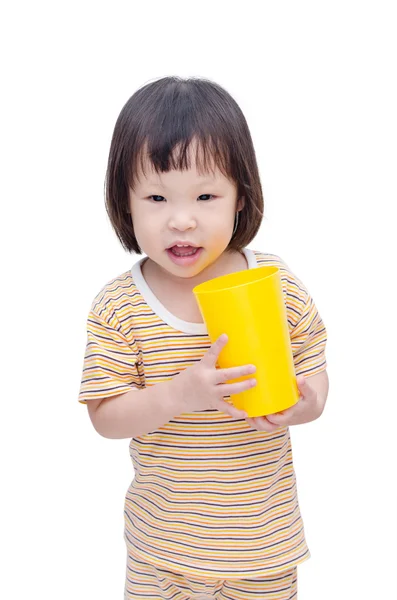 Bambina in possesso di vetro di plastica — Foto Stock