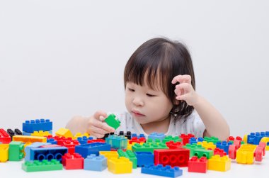 renkli plastik blok oynayan kız