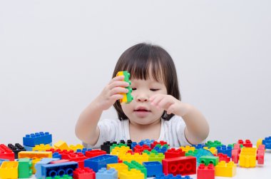 renkli plastik blok oynayan kız