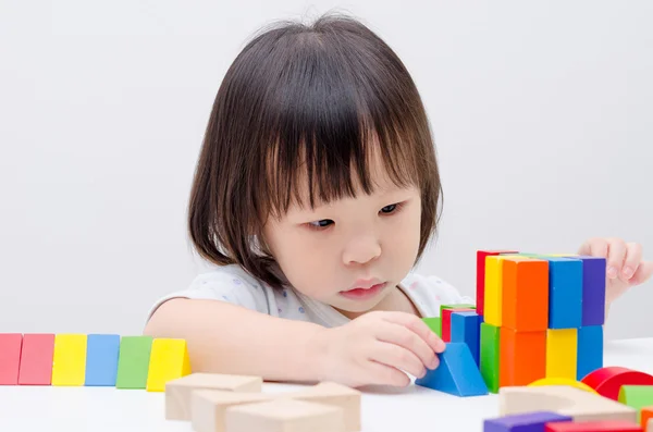 Menina jogando blocos de madeira — Fotografia de Stock