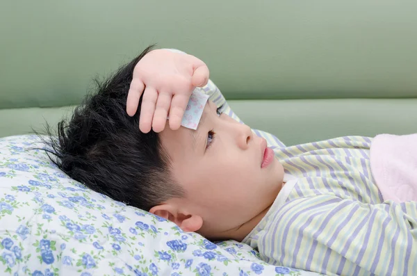 Pequeño niño enfermo acostado en la cama — Foto de Stock