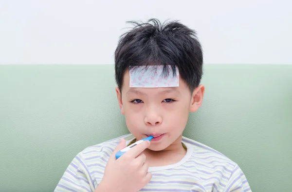 Niño enfermo con termómetro en la boca — Foto de Stock