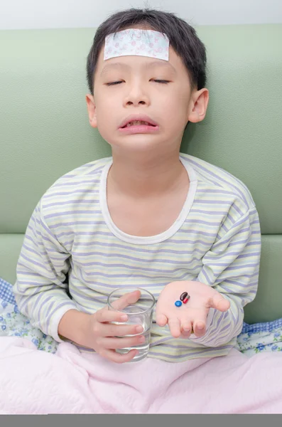 Jongen niet wilt eten geneeskunde pillen — Stockfoto