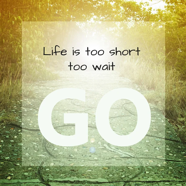 Inspirujący cytat: życie jest zbyt krótkie, aby czekać, przejdź. — Zdjęcie stockowe