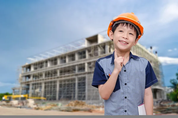 建設現場でアジアの若い男の子 — ストック写真