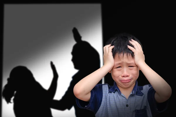 mücadele onun veli ile ağlayan çocuk