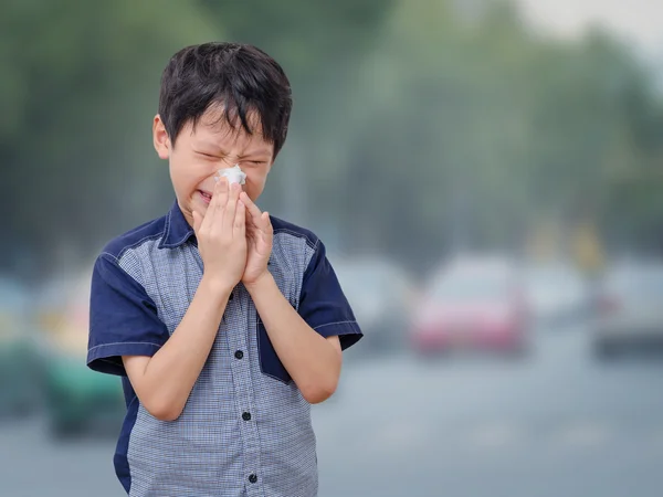 Anak kecil memiliki alergi terhadap polusi udara — Stok Foto