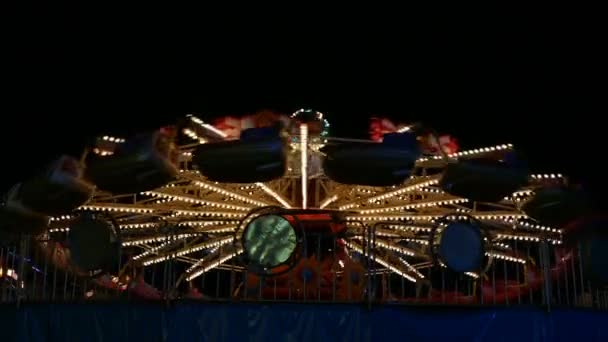 Колесо парома вращается в парке развлечений — стоковое видео