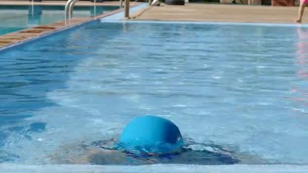 Boy in swiming pool — Stock Footage Boy in swiming pool Stock Footage