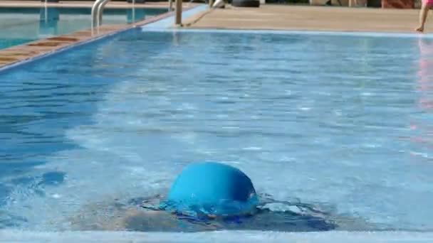 Boy in swiming pool — Stock Video