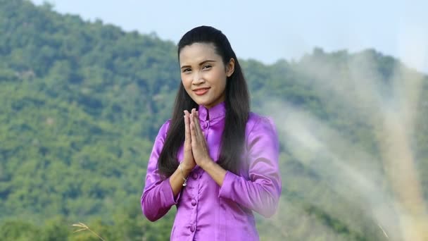 Mulher asiática cumprimentando com cultura tailandesa Sawasdee — Vídeo de Stock