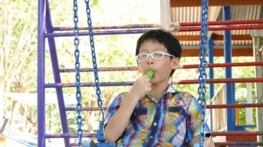 Genç çocuk dondurma yeme