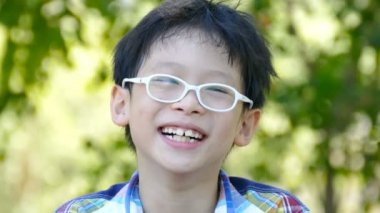 bahçede gülen çocuk