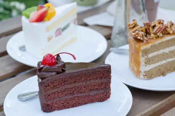 Une tranche de gâteau au chocolat sur la table — Photo