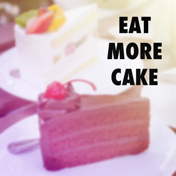 Essen Sie mehr Kuchen auf verschwommenem Hintergrund — Stockfoto