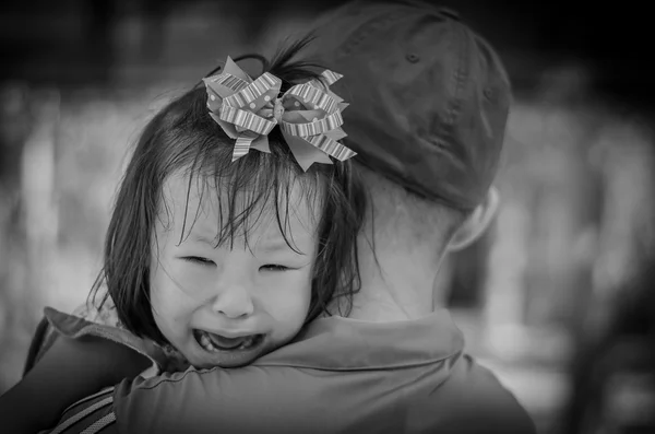 Menina chorando entre estranho segurando — Fotografia de Stock