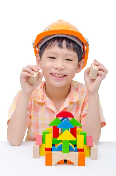 Chlapec hrát stavební bloky — Stock fotografie