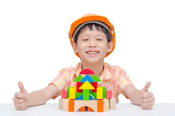 Niño jugando bloques de construcción — Foto de Stock