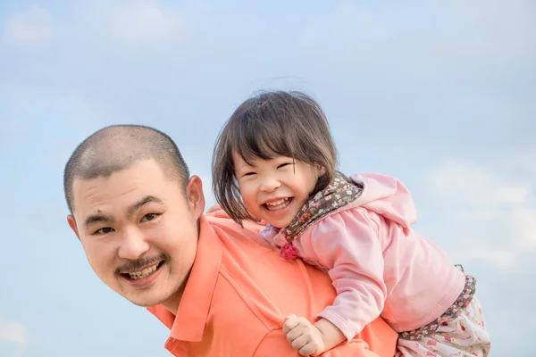 Азиатский отец счастлив со своей дочерью на открытом воздухе — стоковое фото