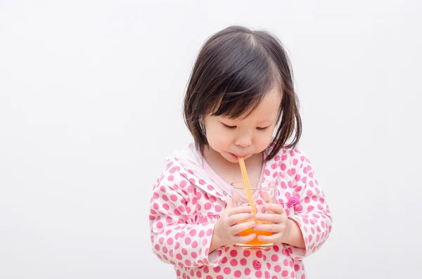 Chica beber jugo de naranja —  Fotos de Stock