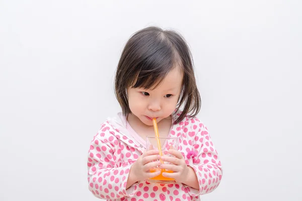 Ragazza bere succo d'arancia — Foto Stock