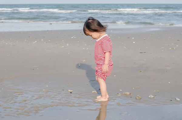 Litet barn på stranden — Stockfoto