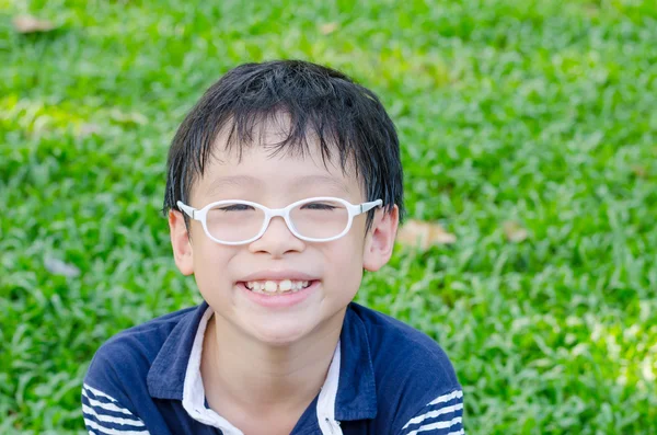 Хлопчик посміхається в парку — стокове фото